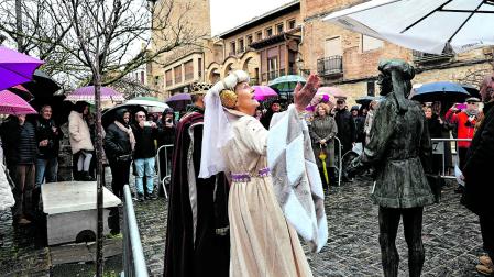 Asistentes a la inauguración, con recreación histórica, por la mañana en Olite
