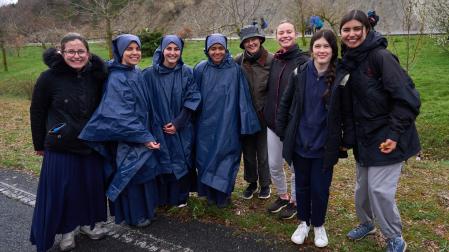 Nuria, María, María, Johanna, del Hogar de la Madre, en la Javierada con un grupo de chicas