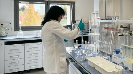 Una técnica analiza agua de consumo en el laboratorio de Egillor.
