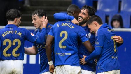 El defensa del Oviedo David Costas (2d) celebra tras anotar el primer gol del equipo durante el partido de la jornada 28 de LaLiga EA Sports que disputan el Real Oviedo y el Valencia CF