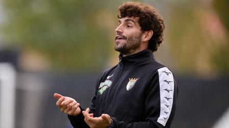 El entrenador del Tudelano Héctor Urquía da indicaciones en un duelo anterior a sus jugadores