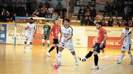 Pablo Cuello, de Osasuna Magna, controla la posesión ante la presión de Ismael, del Noia Portus