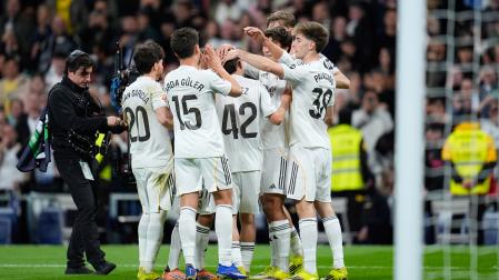 Futbolistas del Real Madrid celebran uno de los goles contra el Elche