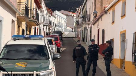 Guardias civiles vigilan el paso a la calle de Hornachos en la que se encuentra la vivienda de los detenidos por la desaparición de Francisca Cadenas