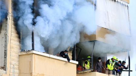 Equipos de rescate trabajan en un edificio tras un ataque aéreo israelí en la zona de Sidón, al sur del Líbano