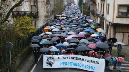 Manifestación por las calles de Alsasua en contra del proyecto del Tren de Alta Velocidad (TAV)