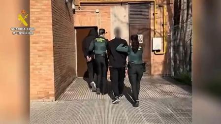 Agentes de la Guardia Civil conducen a dos de los detenidos por el secuestro de un joven en Ejea de los Caballeros