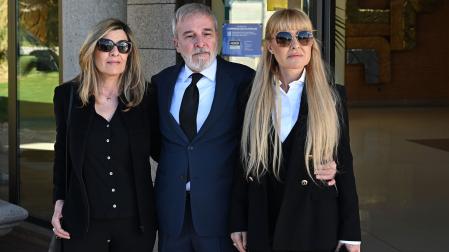 Los hermanos Natalia, Fernando y Cayetana Guillén Cuervo hablan a los medios de comunicación a su llegada al tanatorio de La Paz de Madrid, donde se celebra la capilla ardiente de su madre, la actriz Gemma Cuervo