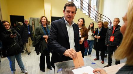El candidato del PP a la Presidencia de la Junta, Alfonso Fernández Mañueco, en su votación el 15M