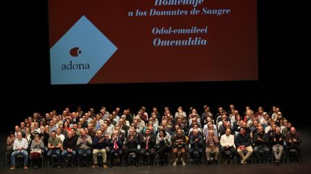 Los donantes de sangre homenajeados, en la sala principal de Baluarte, en Pamplona.