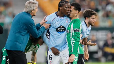 El técnico chileno del Betis, Manuel Pellegrini, intenta separar al jugador del Celta, Ilaix Moriba (c) y a su jugador, el brasileño Antony,