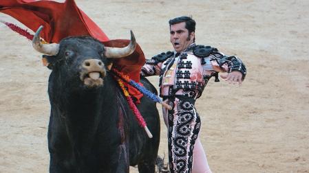 El matador de Sarriguren Francisco Expósito instrumenta un pase de pecho en Sangüesa