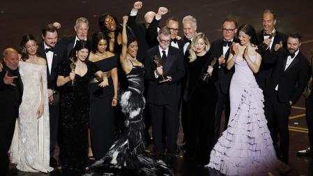 Paul Thomas Anderson (C) y la productora Sara Murphy (centro derecha) celebran con el elenco y el equipo en el escenario tras ganar el Oscar a la Mejor Película por 'Una batalla tras otra' en la gala de los premios Oscar