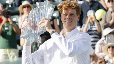 El italiano Jannik Sinner levanta el trofeo que le acredita como ganador del Indian Wells