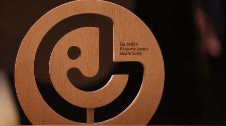 Trofeo que entrega el Instituto Navarro de la Juventud Galardones de Juventud 2026