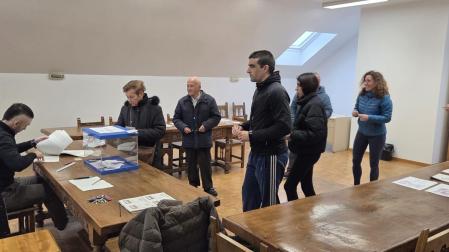 Imagen de la votación del domingo en el salón de plenos del Ayuntamiento de Irurtzun.