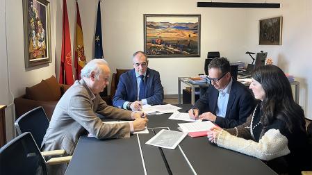 El consejero Óscar Chivite durante la firma del contrato para la redacción de la ampliación del PSIS de Sarriguren