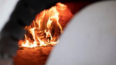 Imagen de archivo de una chimenea encendida