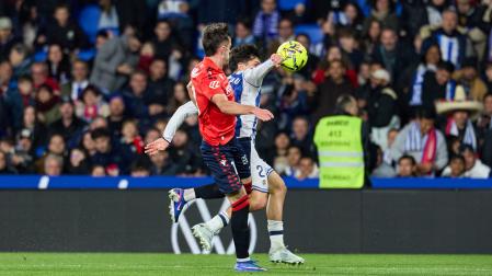 La imagen refleja con claridad que Aramburu golpeó con la mano ante la presencia de Aimar Oroz