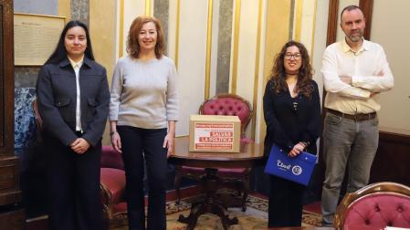Las alumnas Natalia Erro y Nayeli Castilla junto a Francina Armengol, presidenta del Congreso de los Diputados, y Eduardo Ortiz