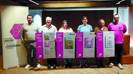 Desde la izda., las libreras y libreros este lunes en la presentación en Condestable de las obras premiadas: Mikel Urtasun (Casa del Libro), Pablo Abarzuza (Elkar), Itziar Olabe (Muga), Giorgia Saiu (Librería Arcos), Iñaki Justes (Karrikiri) y Xabier Maeztu (Katakrak)