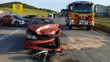 Dos hombres trasladados tras una colisión frontal entre dos coches en la NA-6030 en Tafalla