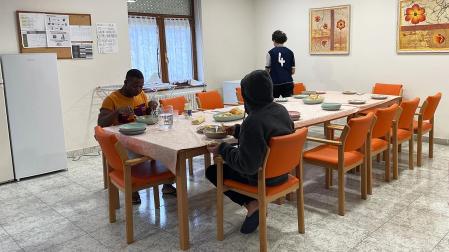 Dos menores comen en el comedor del centro de acogida de Elizondo