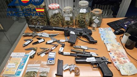Drogas y armas incautadas por la Policía Nacional en el trastero