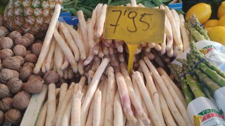 Espárragos en un puesto del mercadillo de Barañáin hoy 17 de marzo