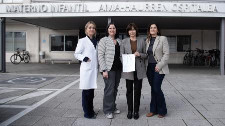 María Araiz, Jaione Fernández, Arantza Elizondo y Lorena García durante la presentación de la guía