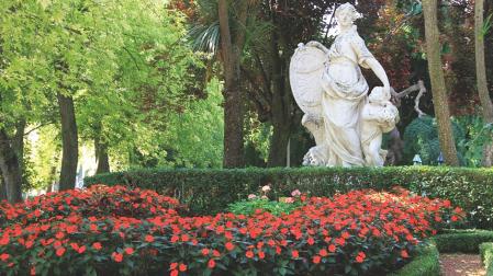 Una estatua en uno de los jardines de Pamplona