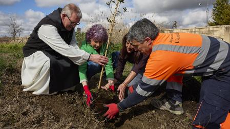 La consejera Esnaola, junto al abad del monasterio, Javier Urós, la alcaldesa de Carcastillo, Olaia Fraile, y un operario el día que comenzaron la plantación de árboles