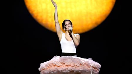 Rosalía comenzó este lunes la gira de su cuarto disco, el místico 'Lux', en Lyon (Francia), con un viaje ecléctico que por momentos fue teatral como un ballet y a ratos desenfrenado como una fiesta electrónica en una iglesia abandonada