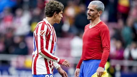 Giuliano Simeone y Antoine Griezmann conversan sobre el césped tras el choque del Atlético contra el Getafe