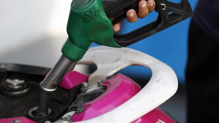 Una persona echa gasolina en el depósito de su motocicleta