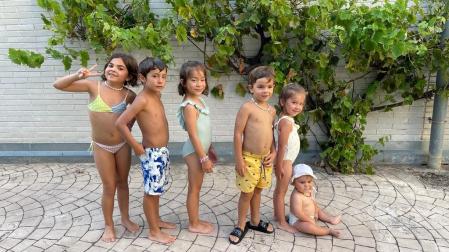 Los primos de la familia Arzoz jugando en las piscinas de Larrabide
