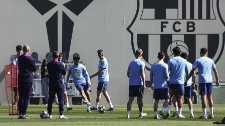 Los jugadores del FC Barcelona se ejercitan en la previa al choque de vuelta de octavos de final de la Champions contra el Newcastle