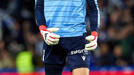 Detalle de los guantes de un portero de fútboll