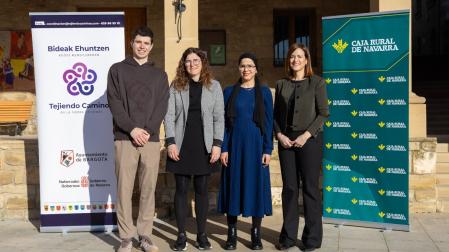 Cristina Remírez, alcaldesa de Bargota, y Edurne Marín, jefa zona de Caja Rural de Navarra en Tierra Estella junto al equipo de 'Tejiendo Caminos'.