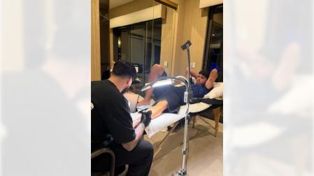 Foto difundida en la cuenta de Instagram de Carlos Alcaraz del momento en que le realizan un tatuaje en California durante la disputa del Masters 1.000 de Indian Wells y que recuerda su reciente éxito en el Abierto de Australia