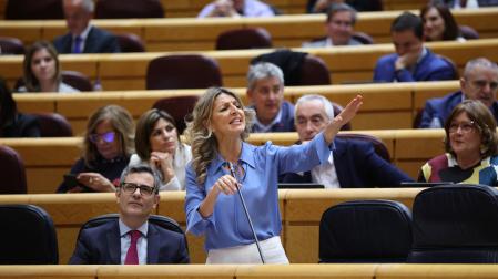 La vicepresidenta segunda y ministra de Trabajo y Economía Social, Yolanda Díaz, interviene durante una sesión plenaria en el Senado,
