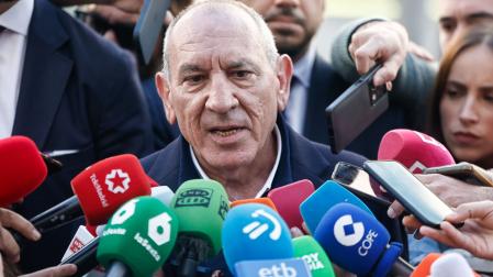 El ex director adjunto operativo de la Policía Nacional, José Ángel González, realiza declaraciones a la prensa a las puertas del Juzgado de Violencia sobre la Mujer número 8 de Madrid
