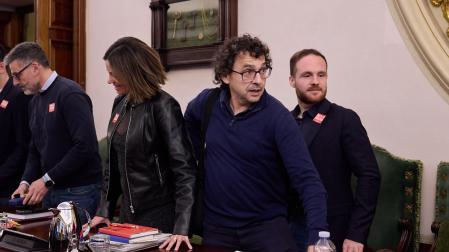 Mauleón, entre concejales socialistas en el último pleno