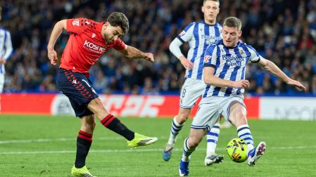 Raúl Moro ejecuta un disparo ante Sergio Gómez, el domingo en Anoeta.
