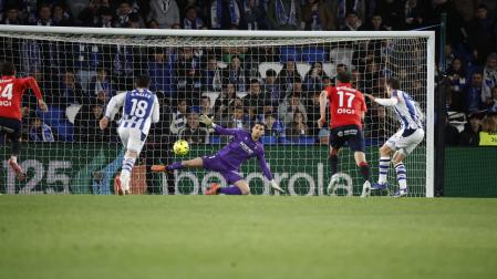 Sergio Herrera no pudo detener el penalti de Mikel Oyarzabal que significó el 1-0. No se debía haber señalado