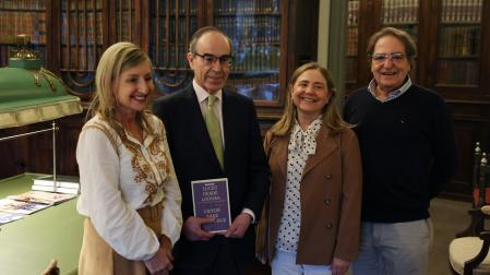 Víctor Sanz, segundo por la izquierda, con tres hijos de José Esparza: Marilís, Begoña y Rafael, este 17 de marzo en el Nuevo Casino de Pamplona.