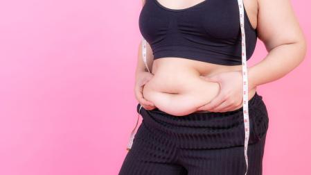 Una mujer con grasa abdominal