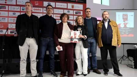 Presentaron la próxima edición del G.P. Miguel Induráin Peio Bayona (Laboral Kutxa), Xabier Larraya (INDAF), Marta Garín (C.C. Estella), Marta Azcona (Ayuntamiento de Estella), Miguel Induráin y Miguel Ángel García Mitxelena (C.C.Estella)