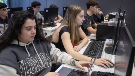 El Grado en Ciberseguridad, ofrecido por la Universidad de Vitoria-Gasteiz EUNEIZ, tiene una metodología muy práctica, con acceso a laboratorios especializados y escenarios reales de ciberataque