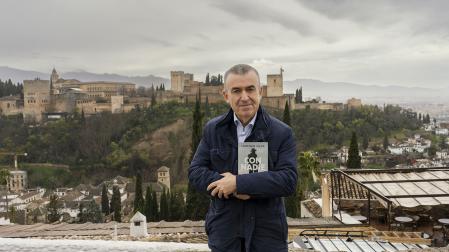 El escritor Lorenzo Silva presenta en Granada su nueva novela, 'Con nadie'